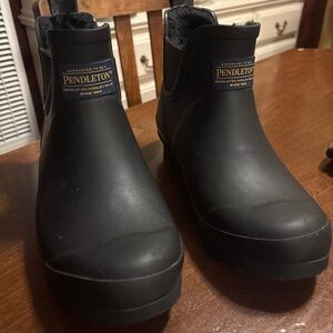 Pendleton Chelsea faux fur lined rain boots Size 8